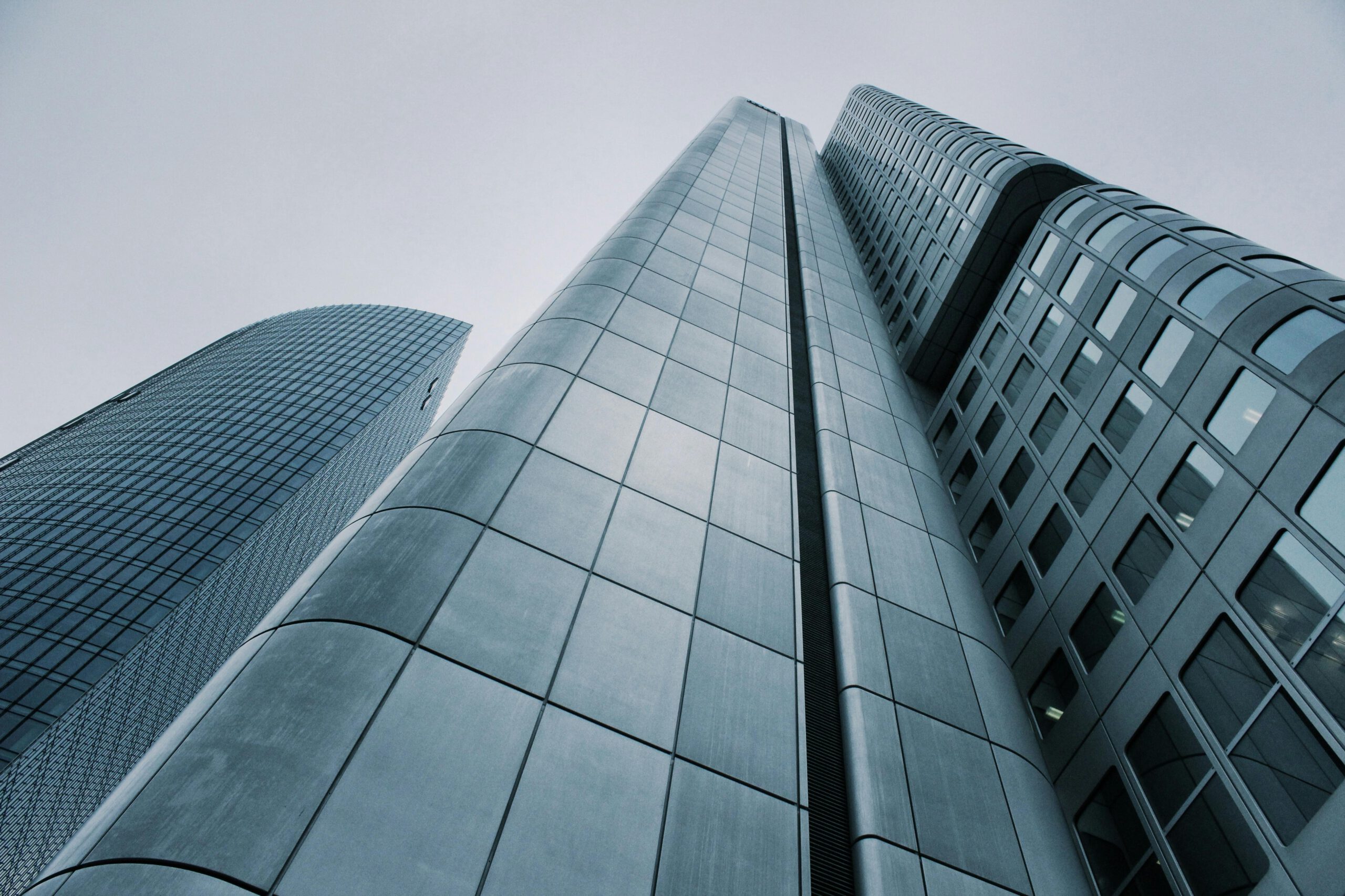 InstiBase erweitert Leistungsspekturm um Premium-Option für Asset Manager Low angle view of modern skyscrapers with glass and steel design. Perfect for corporate imagery.
